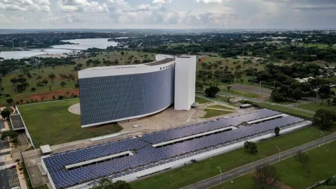PL aciona TSE contra rede de perfis falsos por ataques a Flávio Bolsonaro