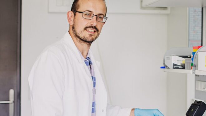 Cientista do Paraná vence prêmio alemão por pesquisa contra câncer agressivo