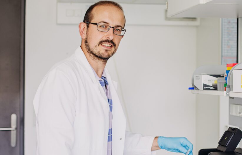Pesquisador formado pela UEL recebe prêmio na Alemanha por estudo que busca novas formas de combater tumores resistentes.