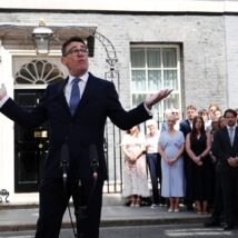 O novo premiê britânico, Andy Burnham, discursa nesta segunda-feira (20) em Downing Street, residência oficial do primeiro-ministro do Reino Unido Imagem referente a matéria