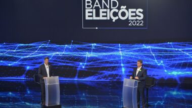 Estreia de debates promete reedição do duelo Tarcísio x Haddad. Imagem referente a matéria