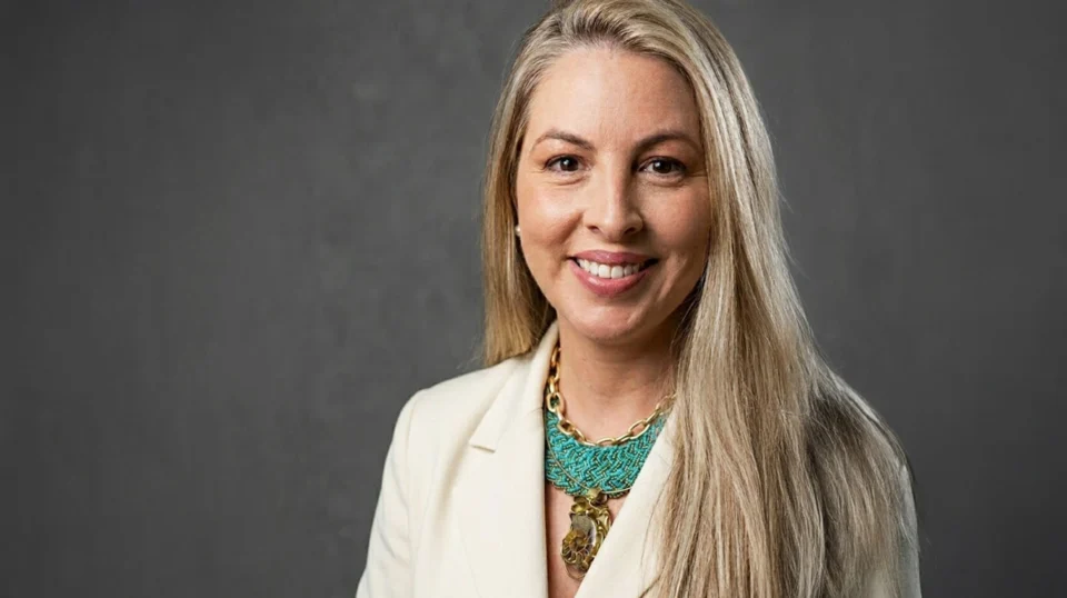 Carolina Alves Quintino, psicóloga e fundadora da Em Si Psicologia, explica como surgiu a metodologia de Acolhimento Psicológico Empresarial e destaca a importância de oferecer às empresas um modelo de cuidado contínuo, com investimento previsível e foco no fortalecimento das pessoas, das lideranças e dos resultados.
