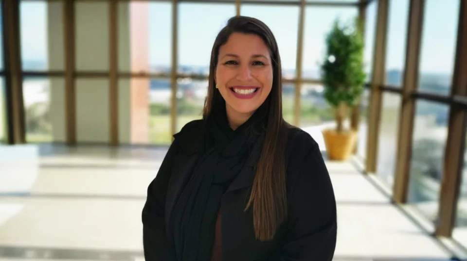 Patrícia Apolloni (CRP 08/12511), psicóloga e sócia da Em Si Psicologia, destaca a importância de oferecer às empresas um acolhimento psicológico estruturado, fortalecendo lideranças, apoiando a gestão de pessoas e promovendo ambientes de trabalho mais saudáveis e psicologicamente seguros.