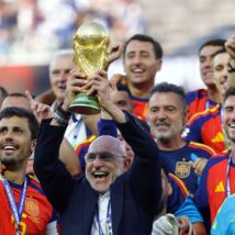 O técnico espanhol, Luis de la Fuente, ergue a taça conquistada pela Espanha na final da Copa do Mundo. Imagem referente a matéria