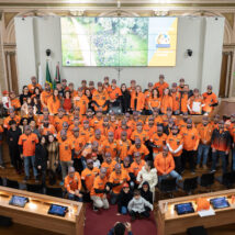 O movimento cristão Legendários organiza trilhas para homens, com momentos de oração e pregações sobre a identidade masculina. Na foto, uma homenagem recebida por um dos grupos na Câmara Municipal de Curitiba, em 2024. Imagem referente a matéria