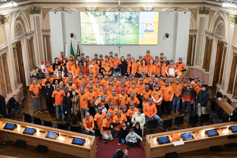 O movimento cristão Legendários organiza trilhas para homens, com momentos de oração e pregações sobre a identidade masculina. Na foto, uma homenagem recebida por um dos grupos na Câmara Municipal de Curitiba, em 2024.