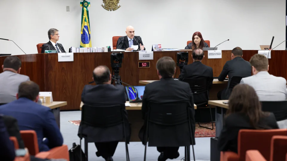 Ministro Alexandre de Moraes e ex-presidente Jair Bolsonaro durante interrogatório realizado em 9 de junho de 2025.
