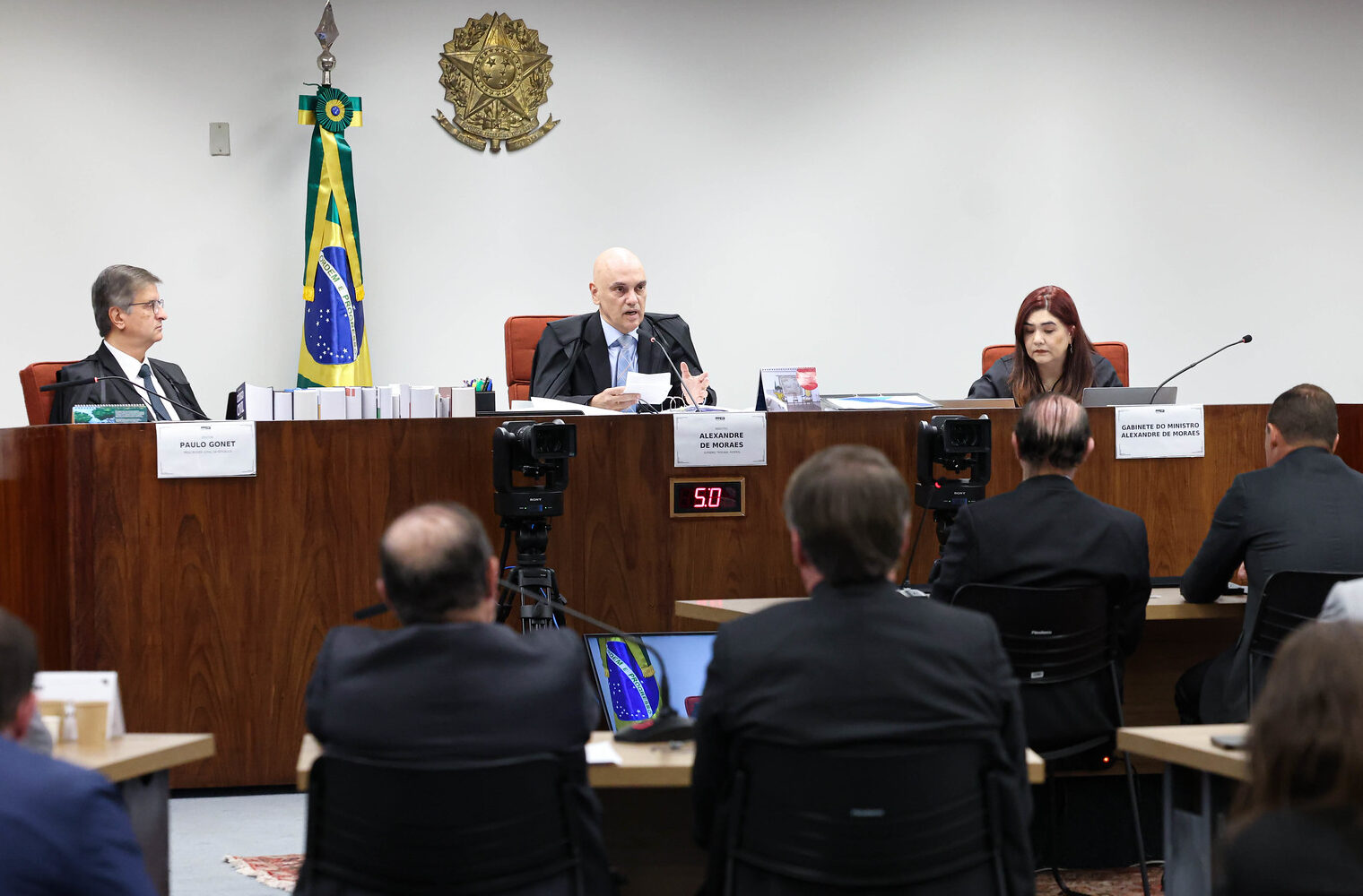 Moraes extrapola lei para impedir influência de Bolsonaro na eleição