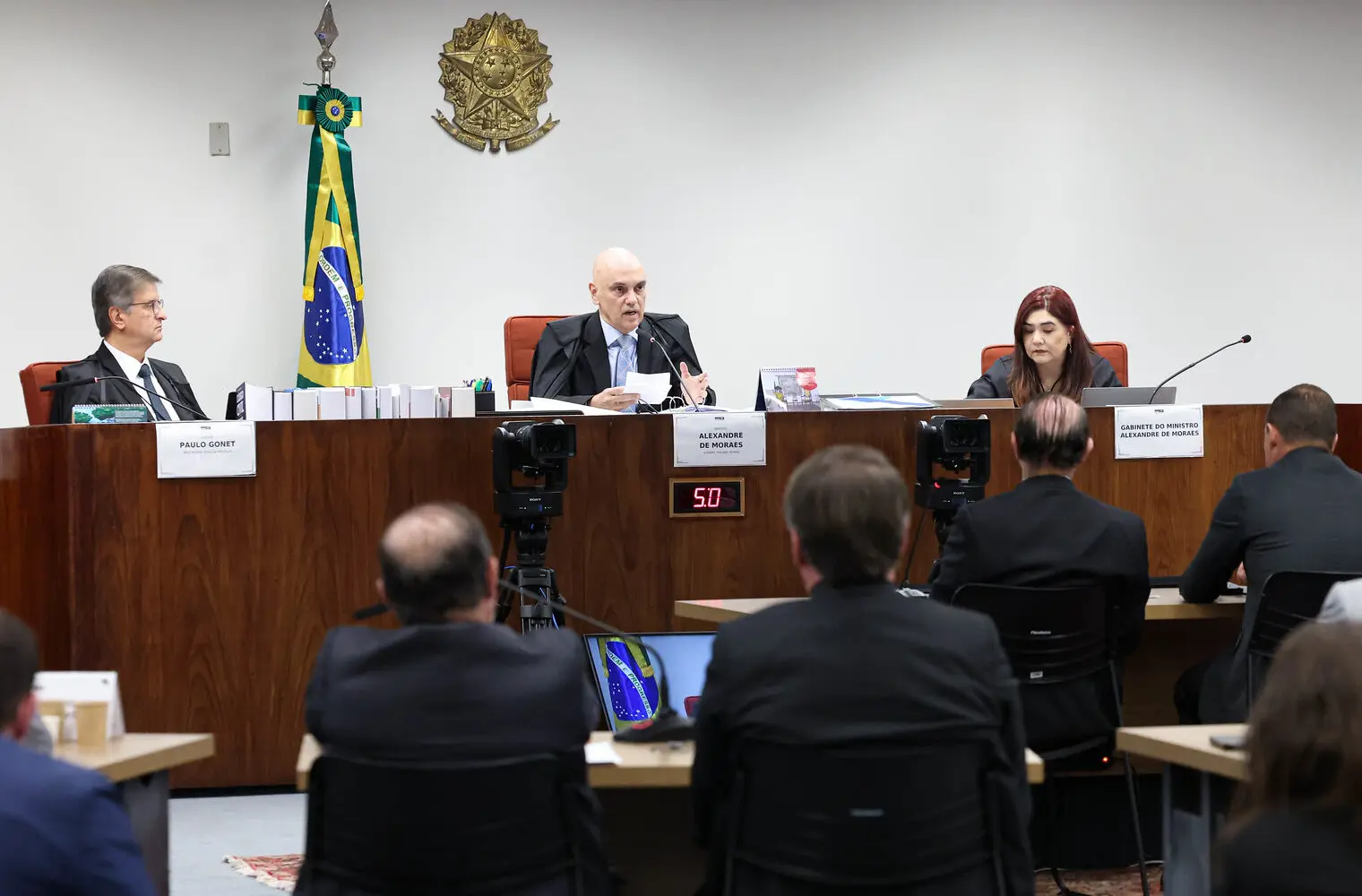 Ministro Alexandre de Moraes e ex-presidente Jair Bolsonaro durante interrogatório realizado em 9 de junho de 2025.