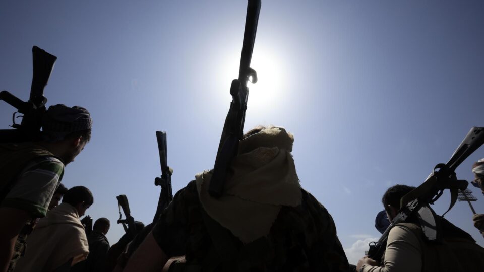 Houthis anunciam bloqueio a rota estratégica de petróleo no Oriente Médio