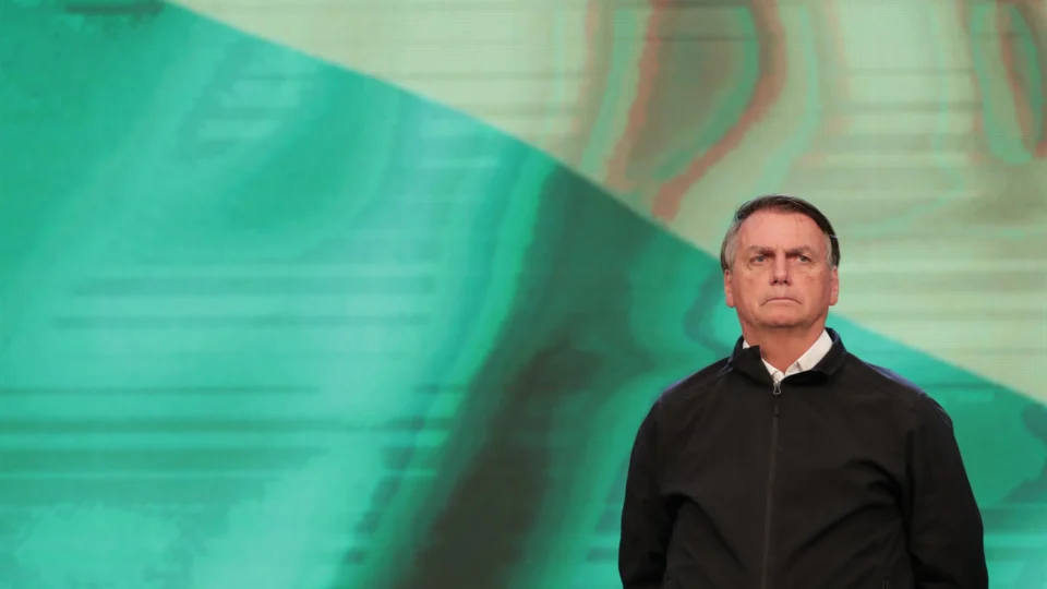 Defesa de Bolsonaro recorre contra suspensão de visitas de Flávio