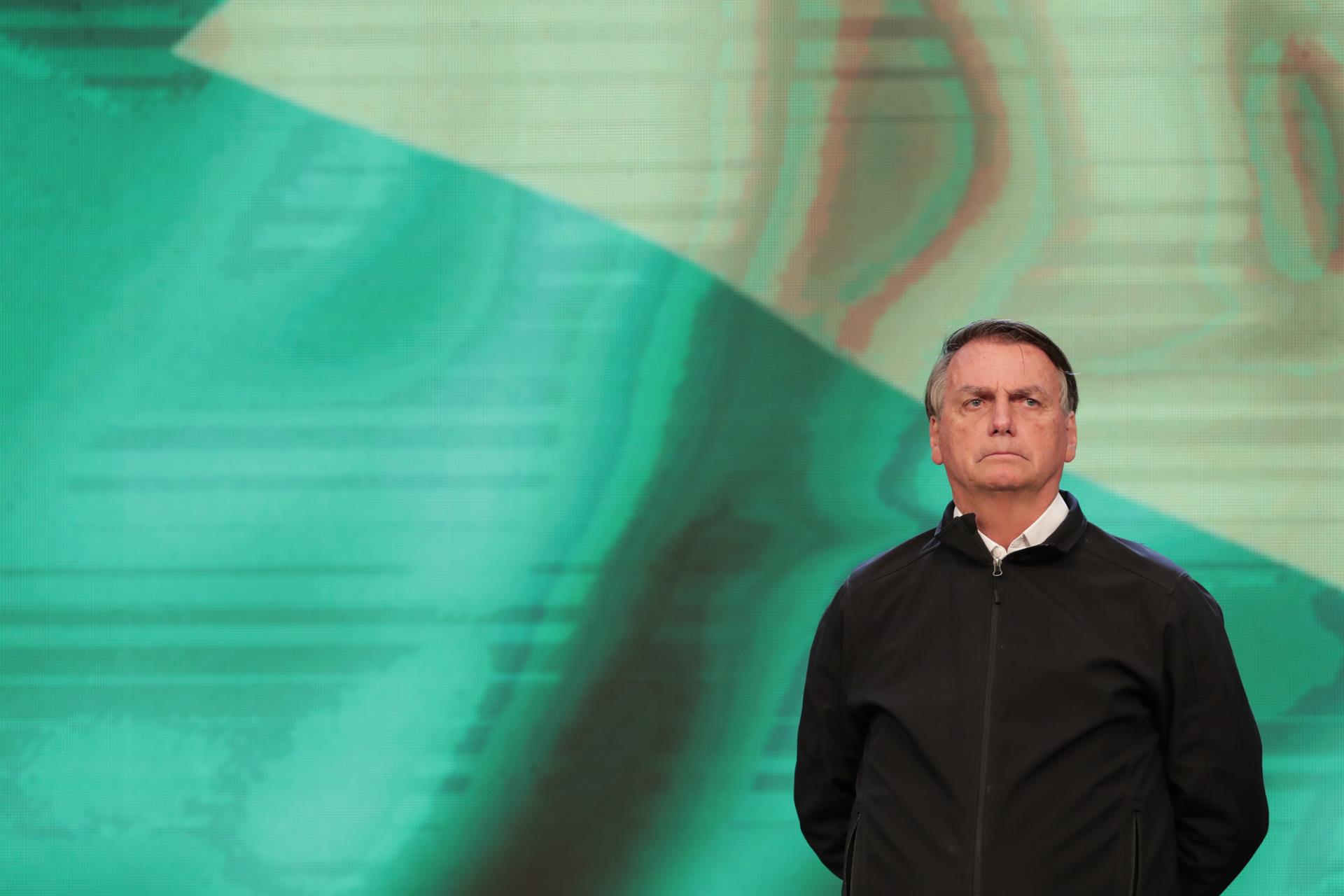 Defesa considera medida desproporcional e pede autorização para que Flávio visite Bolsonaro como filho ou advogado.