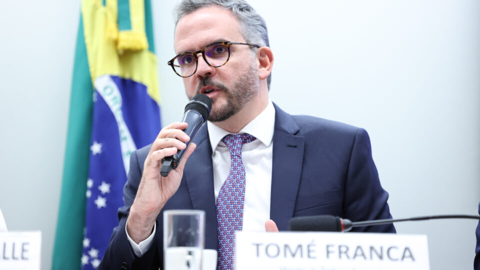 Ministro defende abertura do mercado aéreo para baratear voos
