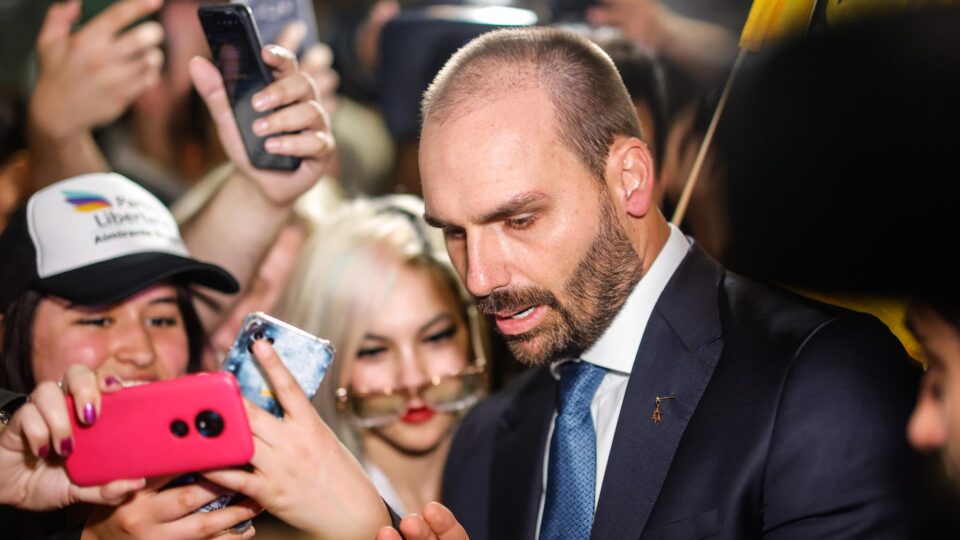 Concessão de green card a Eduardo Bolsonaro repercute na imprensa internacional