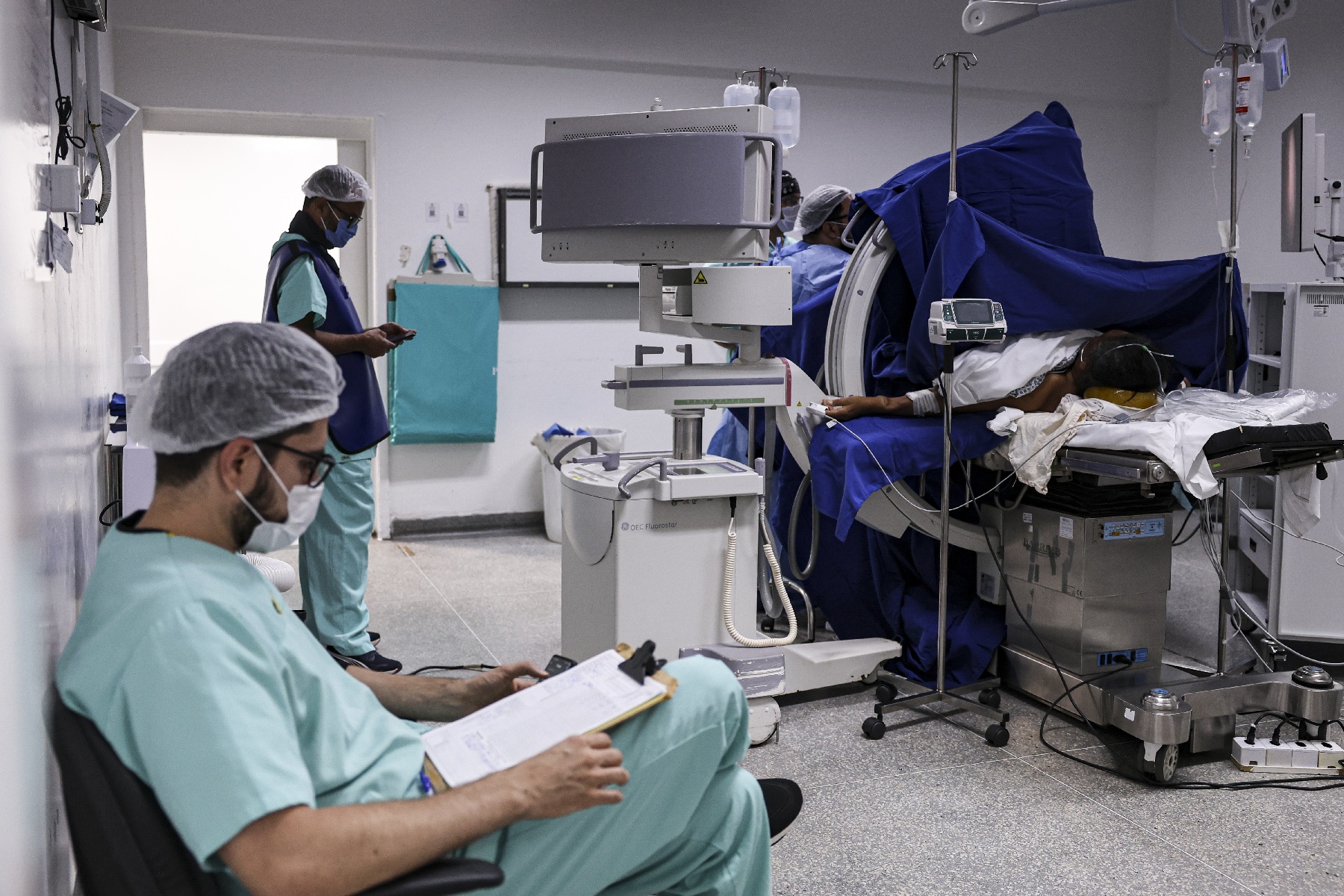 Boom de médicos, pós-graduações e “pejotização” fragilizam qualidade da assistência médica