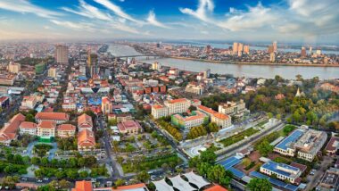 Vista de Phnom Penh, capital do Camboja, onde a PF, em cooperação internacional, desmantelou uma rede de tráfico de pessoas.