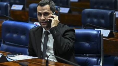 Cleitinho (Republicanos) deve adiar até o limite definição sobre sair candidato ao governo mineiro.