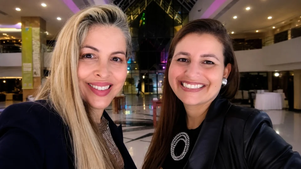 Carolina Alves Quintino (CRP 08/13621), fundadora da Em Si Psicologia, e Patrícia Apolloni (CRP 08/12511), psicóloga e sócia da empresa, desenvolveram a metodologia de Acolhimento Psicológico Empresarial para apoiar organizações na promoção da saúde mental, da segurança psicológica e do desenvolvimento humano.