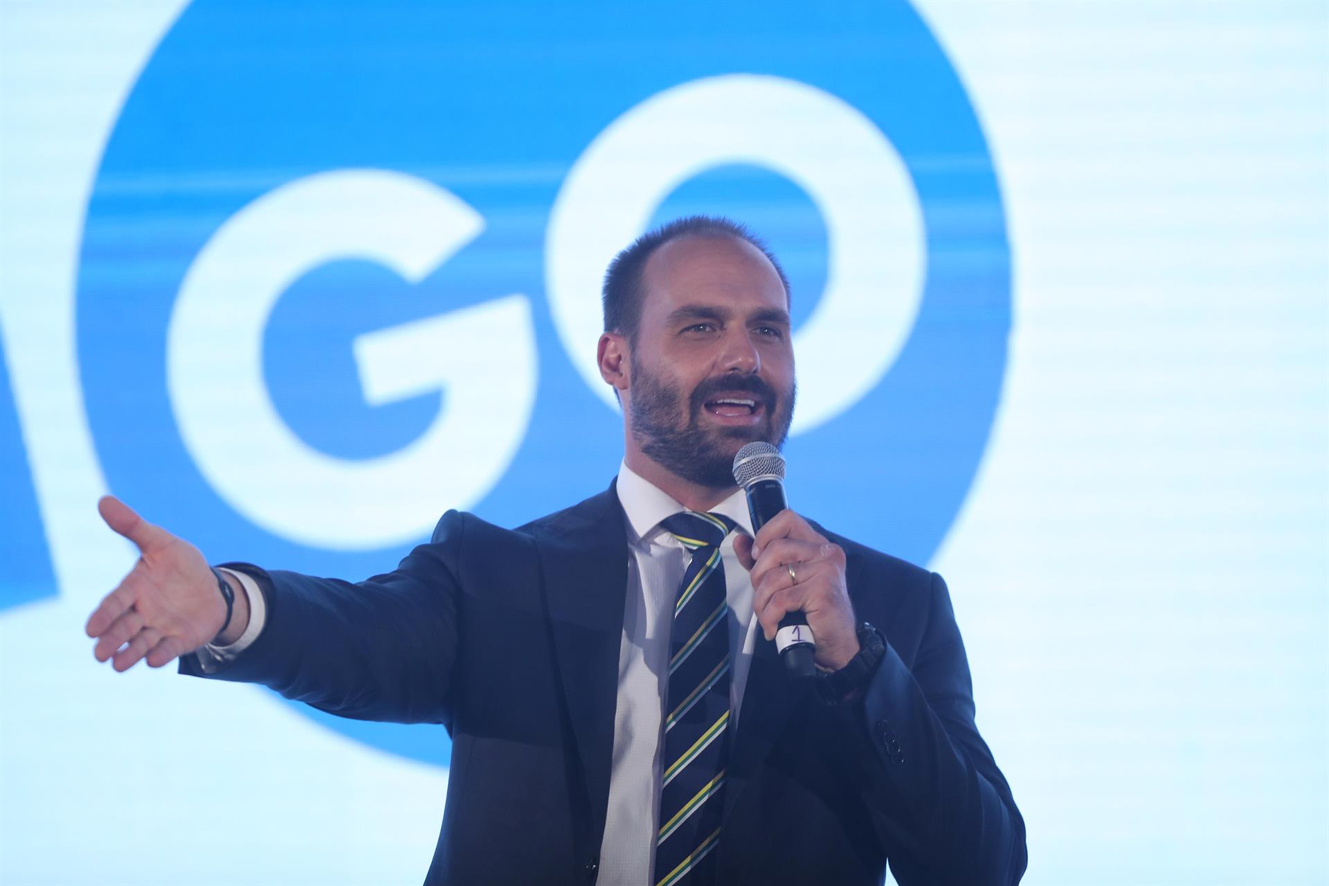 Eduardo Bolsonaro afirma que citou decisões e críticas ao ministro Alexandre de Moraes para fundamentar pedido de Green Card.