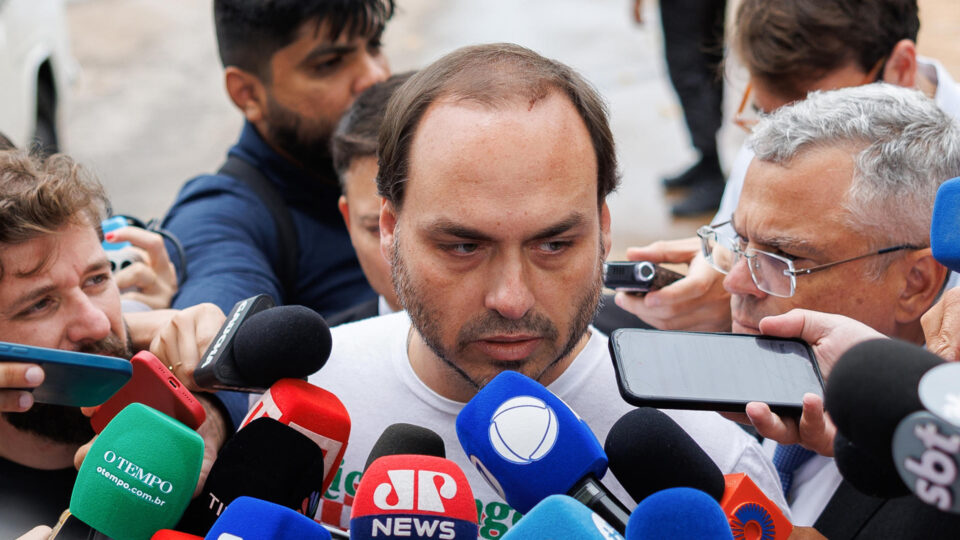 Carlos Bolsonaro compara rede de perfis de esquerda a “gabinete do ódio”: “acuse-os do que você faz”