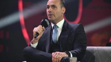Eduardo Bolsonaro diz que ministro da Justiça pode perder o cargo se rejeitar a recomendação da PF sobre sua demissão.