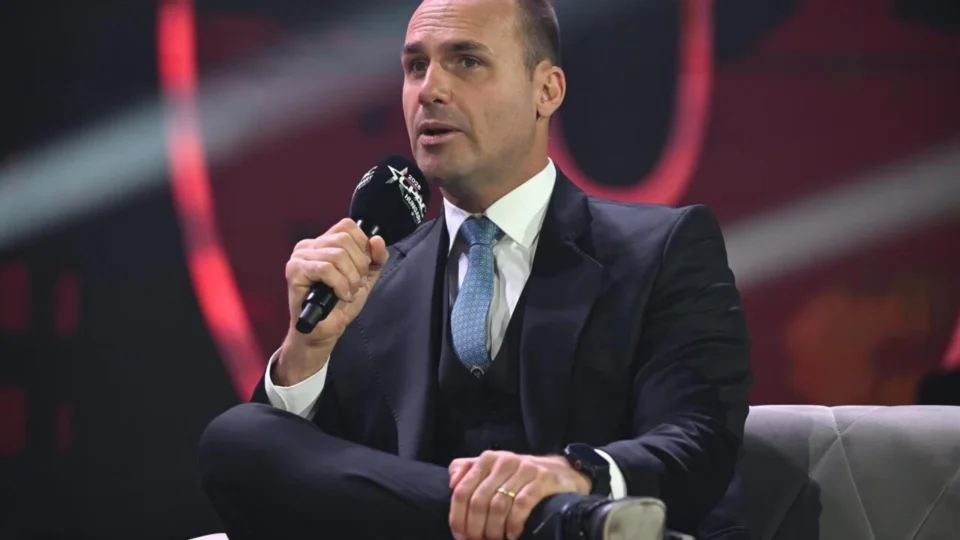 Eduardo Bolsonaro diz que ministro da Justiça pode perder o cargo se rejeitar a recomendação da PF sobre sua demissão.