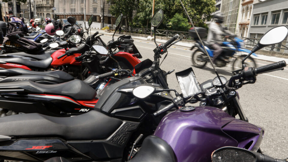 Justiça manda Prefeitura de SP credenciar Uber para operar mototáxi