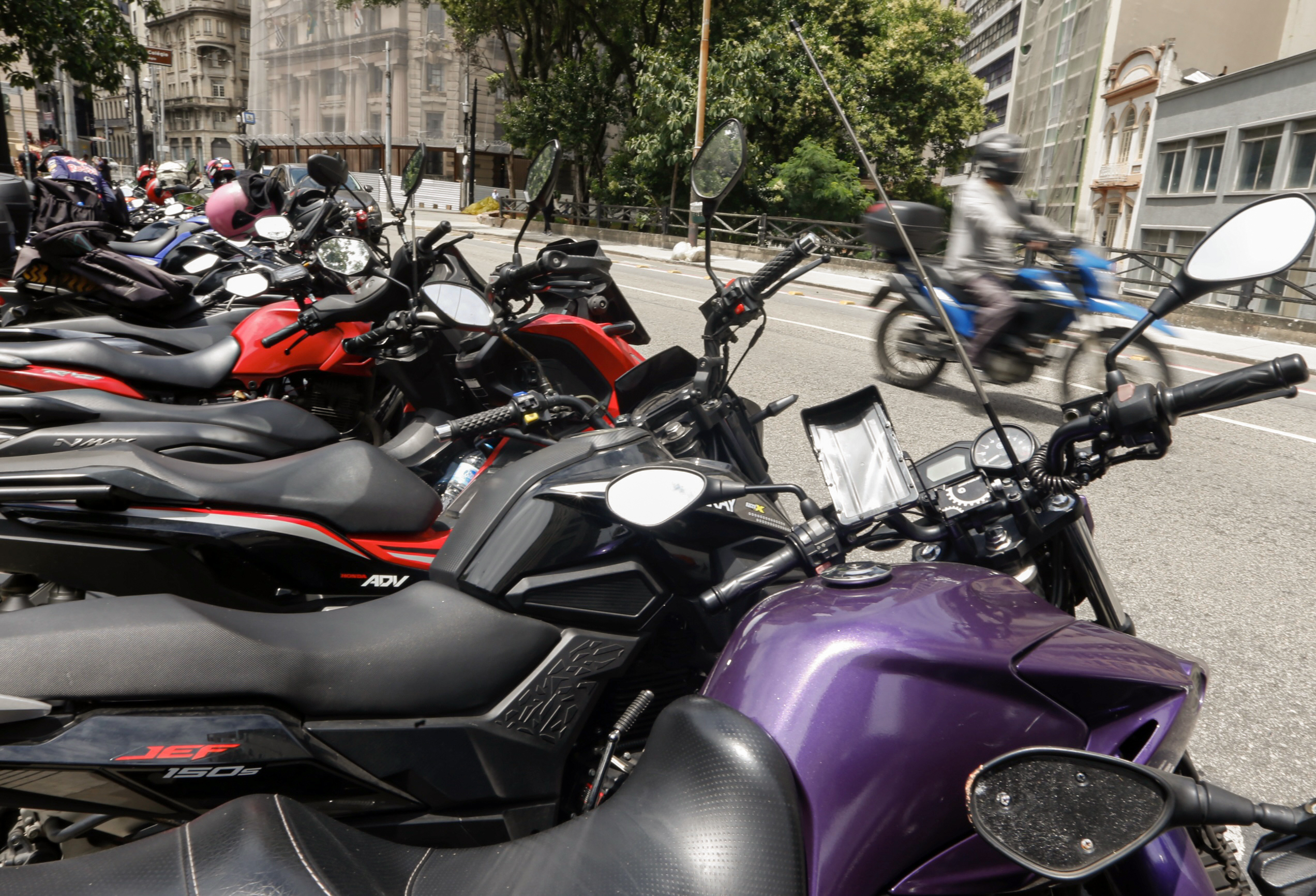 Justiça manda Prefeitura de SP credenciar Uber para operar mototáxi