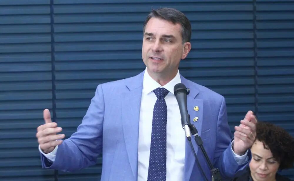 Flávio nega questionar urnas eletrônicas