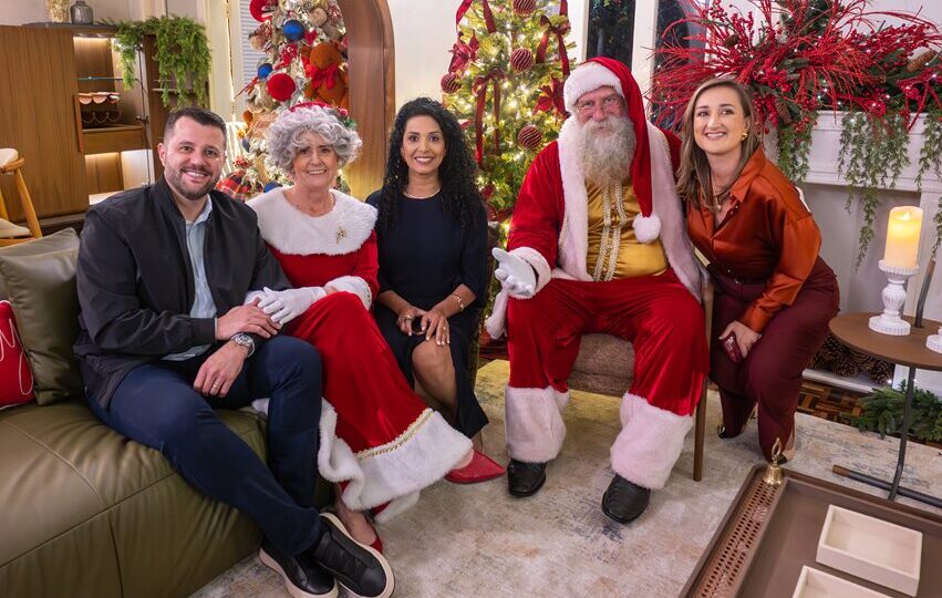 Rafael Licks e Fernanda Walter, da UUSI Móveis, e Liana Mendes, da Creare, recebem o casal Noel para o Christmas in July.