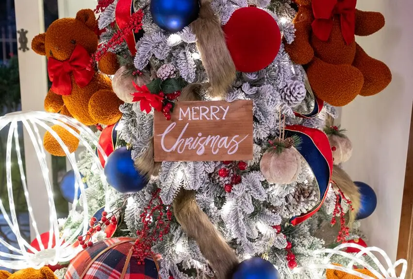 Objetos, estampas e elementos lúdicos ajudam a compor a decoração de Natal.