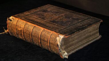 Bíblia de 1747, que possui um raro exemplar no Brasil.