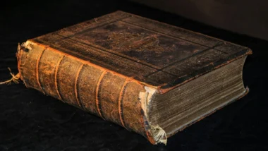 Bíblia de 1747, que possui um raro exemplar no Brasil.