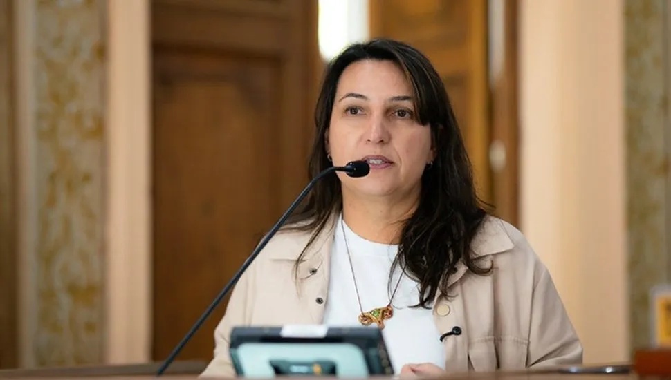 Justiça paralisa processo de cassação da vereadora Professora  Angela.