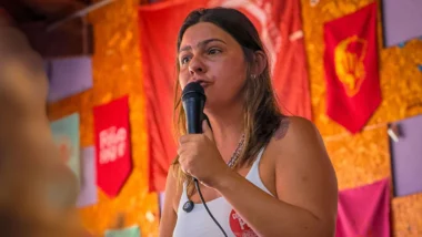 Grupo de WhatsApp liderado por Natália Boulos reúne apoiadores de Lula em SP e mobiliza militância do PT contra a direita.