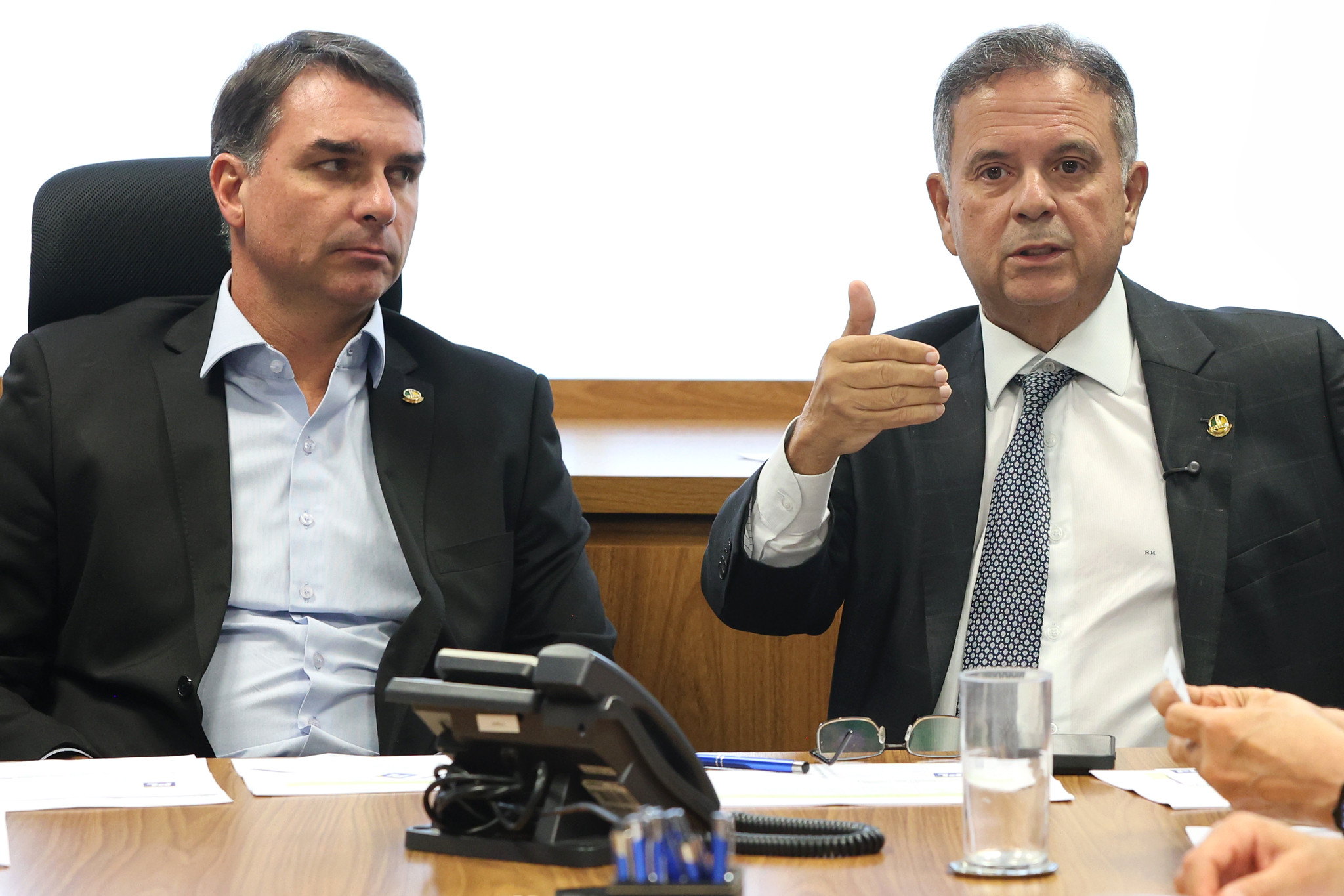 O senador Flávio Bolsonaro e o senador Rogério Marinho, coordenador da pré-campanha do PL