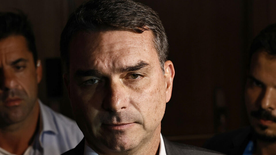Flávio nega irregularidade em nota fiscal de R$ 500 mil para empresa ligada ao Master