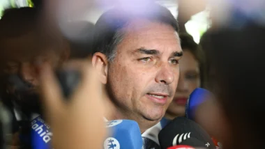 O PT acusa Flávio Bolsonaro de divulgar informações falsas sobre o sistema eletrônico de votação durante reunião com representantes diplomáticos de 42 países, realizada na terça-feira (21).