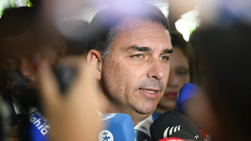 PT aciona TSE contra Flávio Bolsonaro por fala sobre urnas eletrônicas