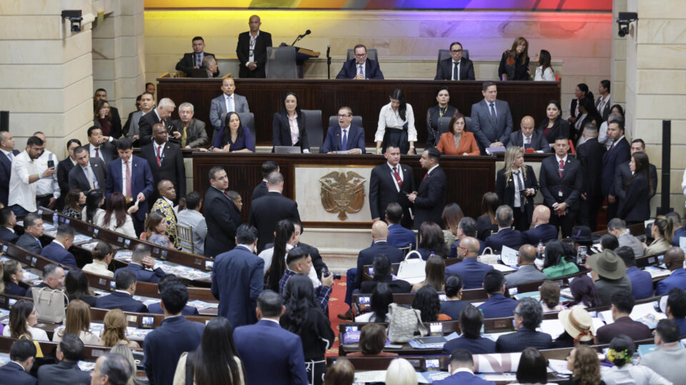 Senado da Colômbia contraria Petro e aprova que Espriella tome posse no sul do país