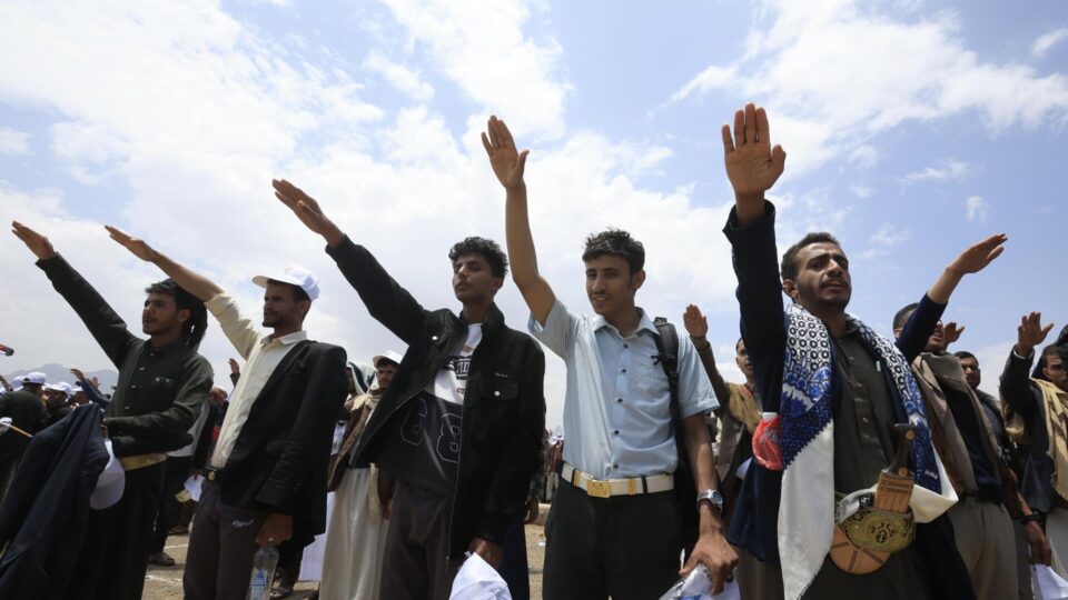 Ataque houthi a navios-tanque da Arábia Saudita ameaça espalhar guerra; preço do petróleo volta a subir
