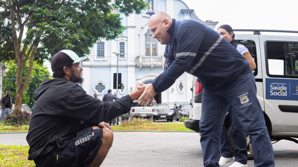 Equipes do programa realizam abordagens humanizadas e oferecem encaminhamento para acolhimento, saúde, documentação, qualificação profissional e outros serviços que contribuem para a reconstrução da autonomia de pessoas em situação de vulnerabilidade.