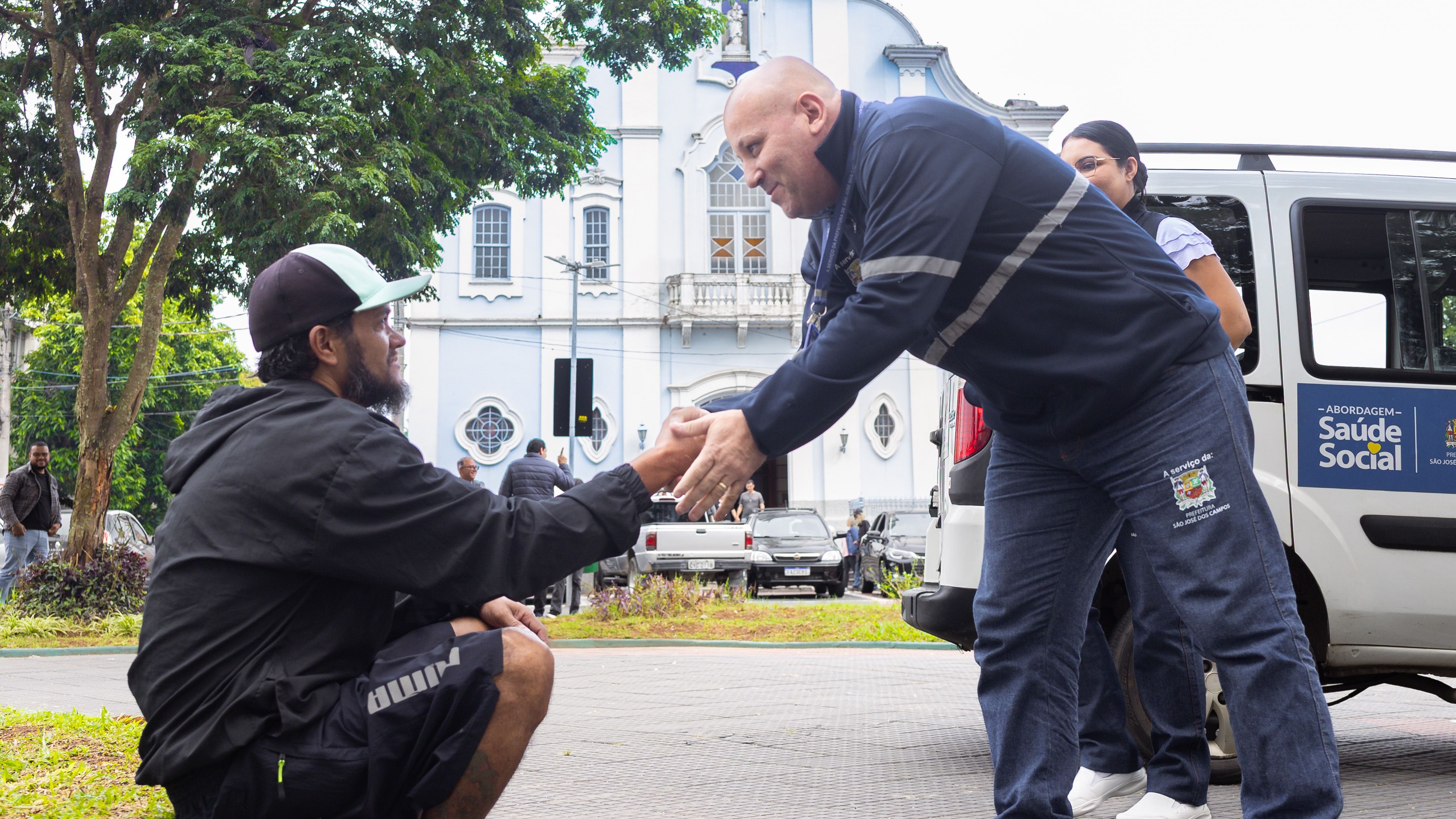 Equipes do programa realizam abordagens humanizadas e oferecem encaminhamento para acolhimento, saúde, documentação, qualificação profissional e outros serviços que contribuem para a reconstrução da autonomia de pessoas em situação de vulnerabilidade.