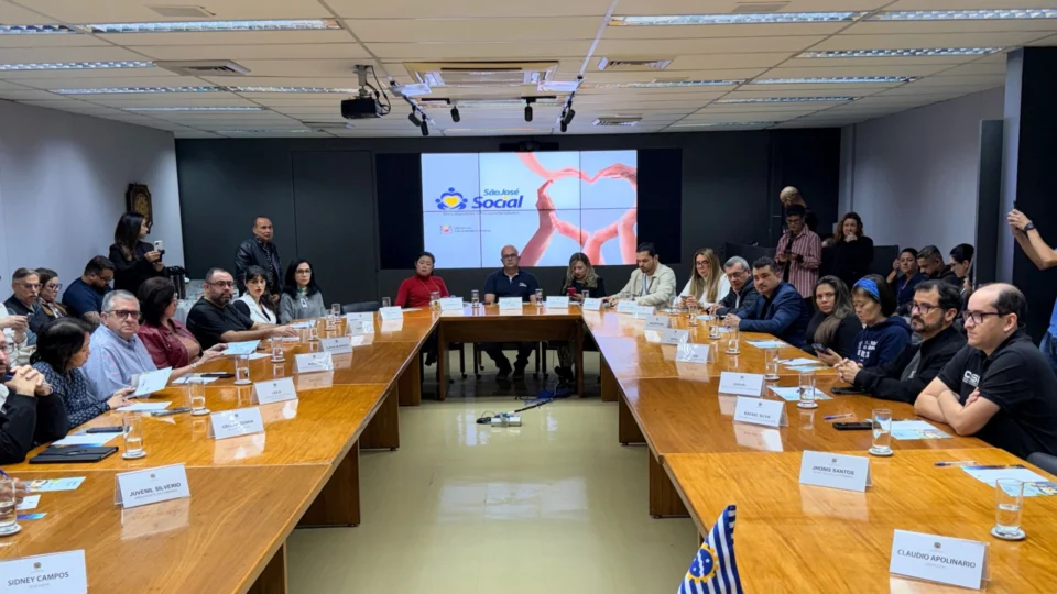 Representantes do poder público, entidades sociais, instituições e organizações da sociedade civil participam de reunião de alinhamento do São José Social para fortalecer a integração das ações e aprimorar o atendimento à população em situação de vulnerabilidade.
