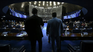 Suplentes chegam ao Senado.