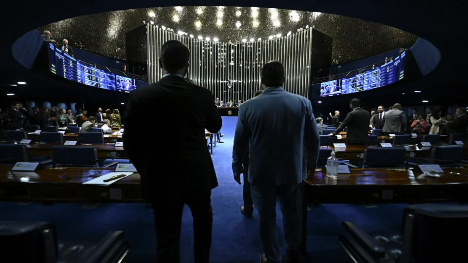 Suplentes chegam ao Senado.
