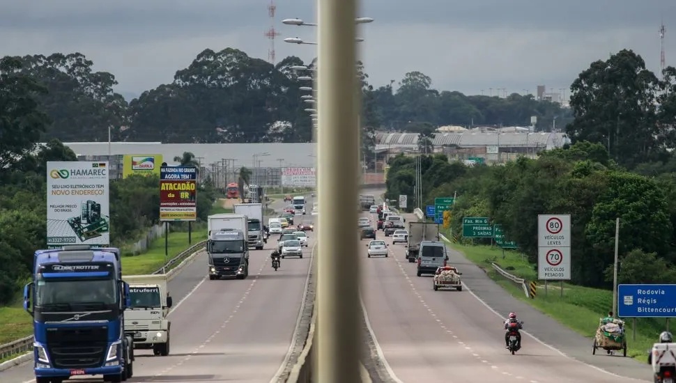 A rodovia Régis Bittencourt (BR-116/SP/PR) é um dos principais corredores logísticos do país.