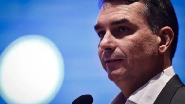 Flávio Bolsonaro anunciou reforço na segurança após relatar mais de 2 mil ameaças de morte.