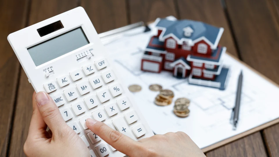 Mercado imobiliário mantém atratividade no longo prazo com a combinação de valorização patrimonial e rendimento dos aluguéis acima da inflação.