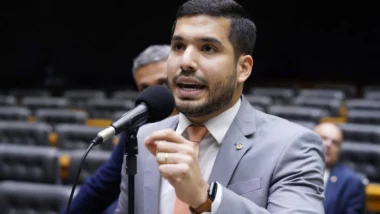 André Fernandes afirma que acordo entre PL do Ceará e Ciro Gomes não envolve apoio presidencial a Flávio Bolsonaro.